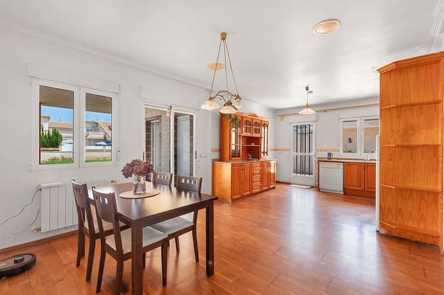 2 makuuhuone Huvila myytävänä paikassa Torre de la Horadada, Pilar de la Horadada mukana uima-altaan 
autotalli - 739 000 € (Ref: 9146438)