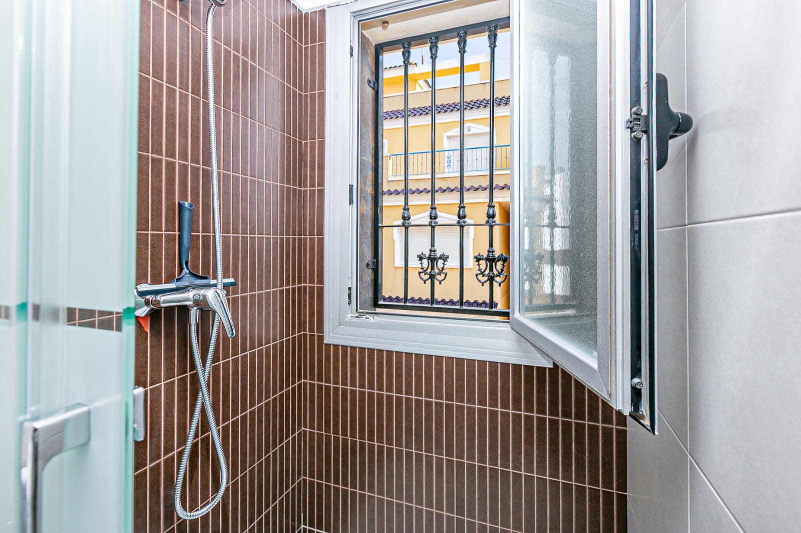 3 sypialnia Dom na sprzedaż w Guardamar del Segura z basenem garażem - 250 000 € (Ref: 9360369)