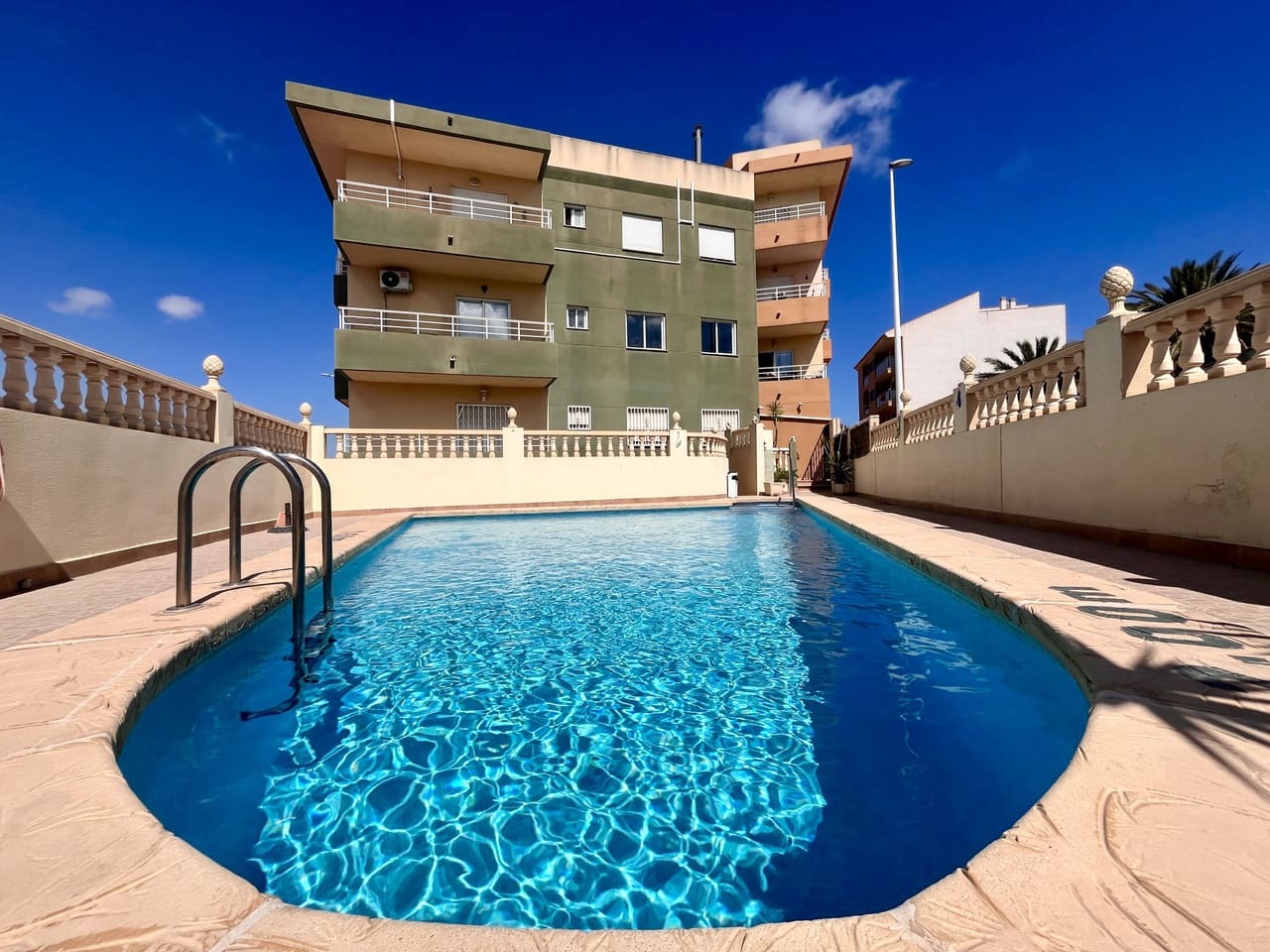 2 Zimmer Apartment zu verkaufen in San Miguel de Salinas mit Pool - 165.000 € (Ref: 9383639)