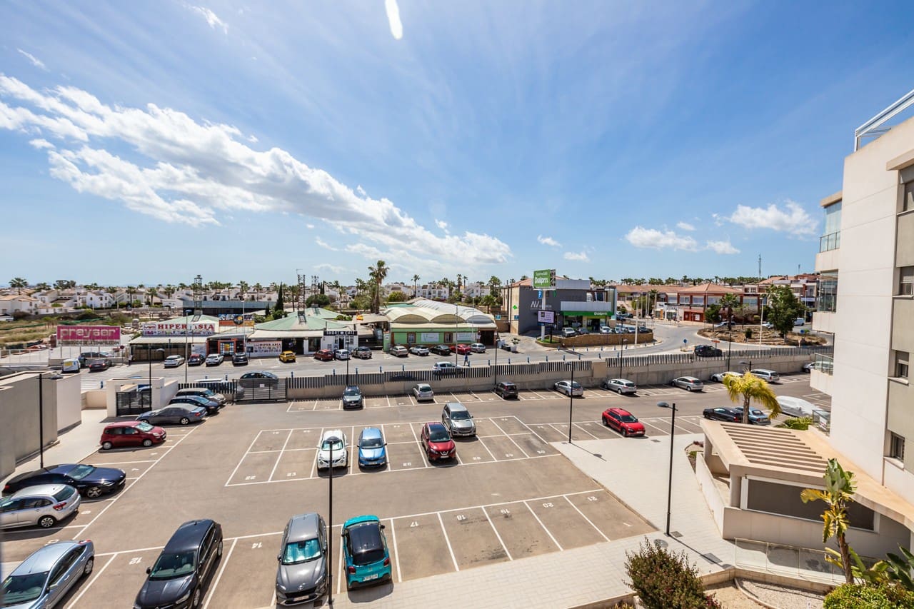 4 bedroom Penthouse for sale in Villamartin with pool - € 550,000 (Ref: 9383644)