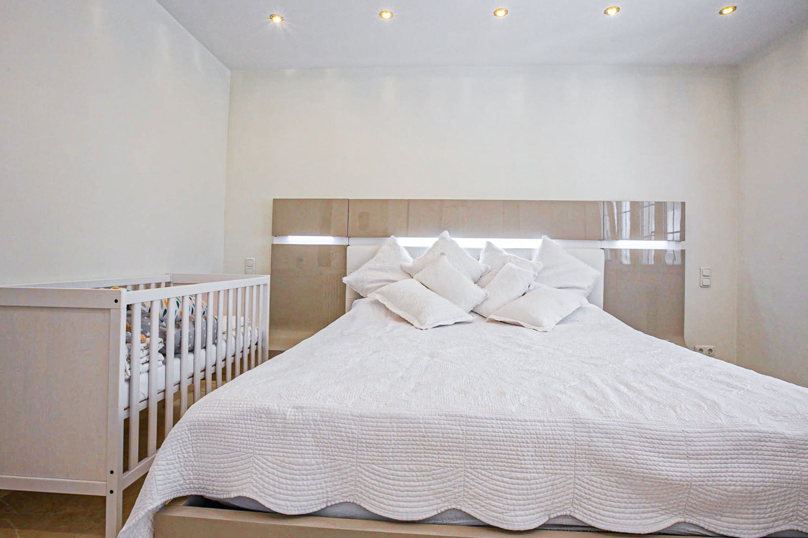 4 bedroom Villa for sale in La Zenia with pool - € 1,350,000 (Ref: 9383646)