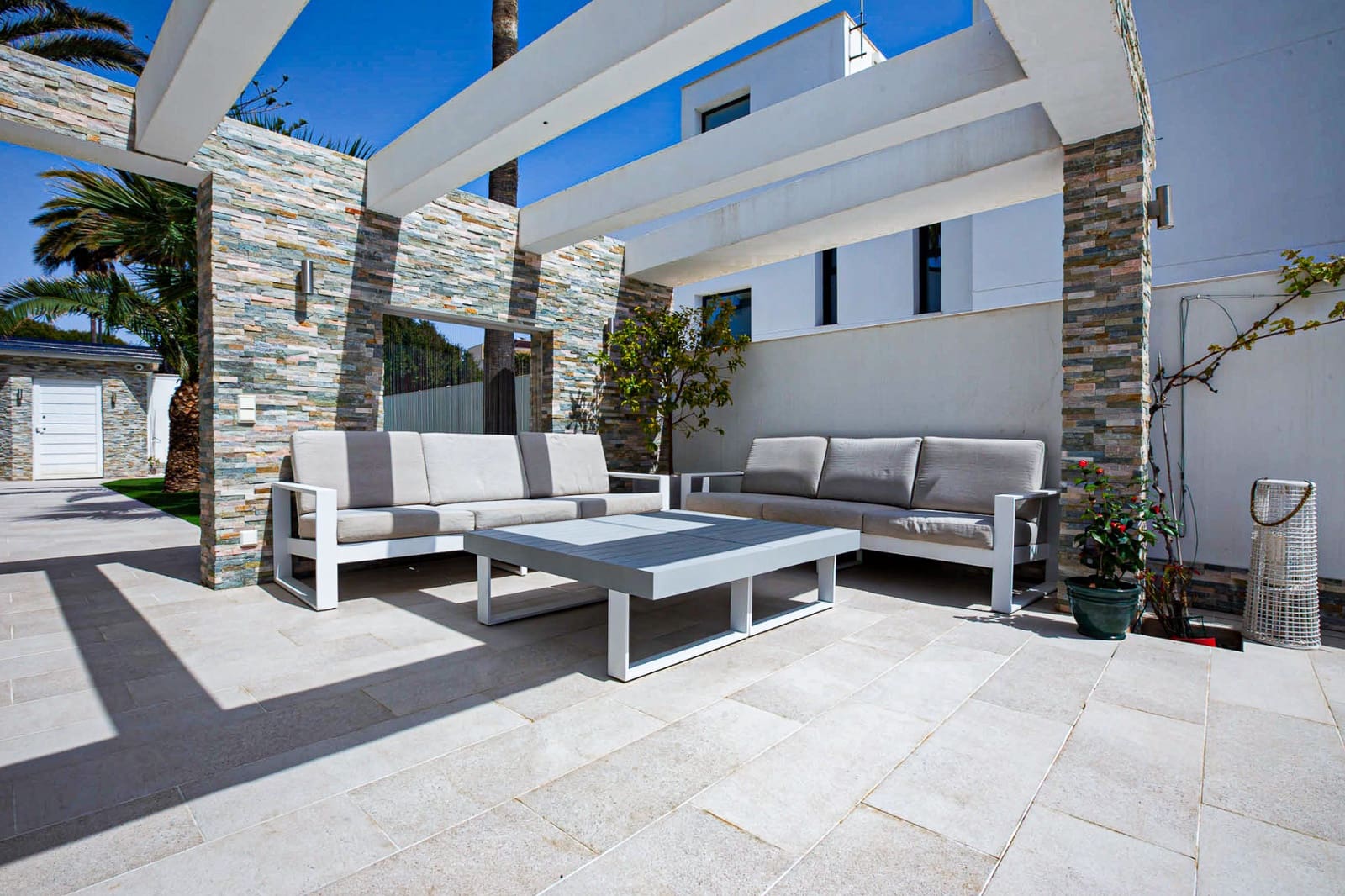 4 bedroom Villa for sale in La Zenia with pool - € 1,350,000 (Ref: 9383646)