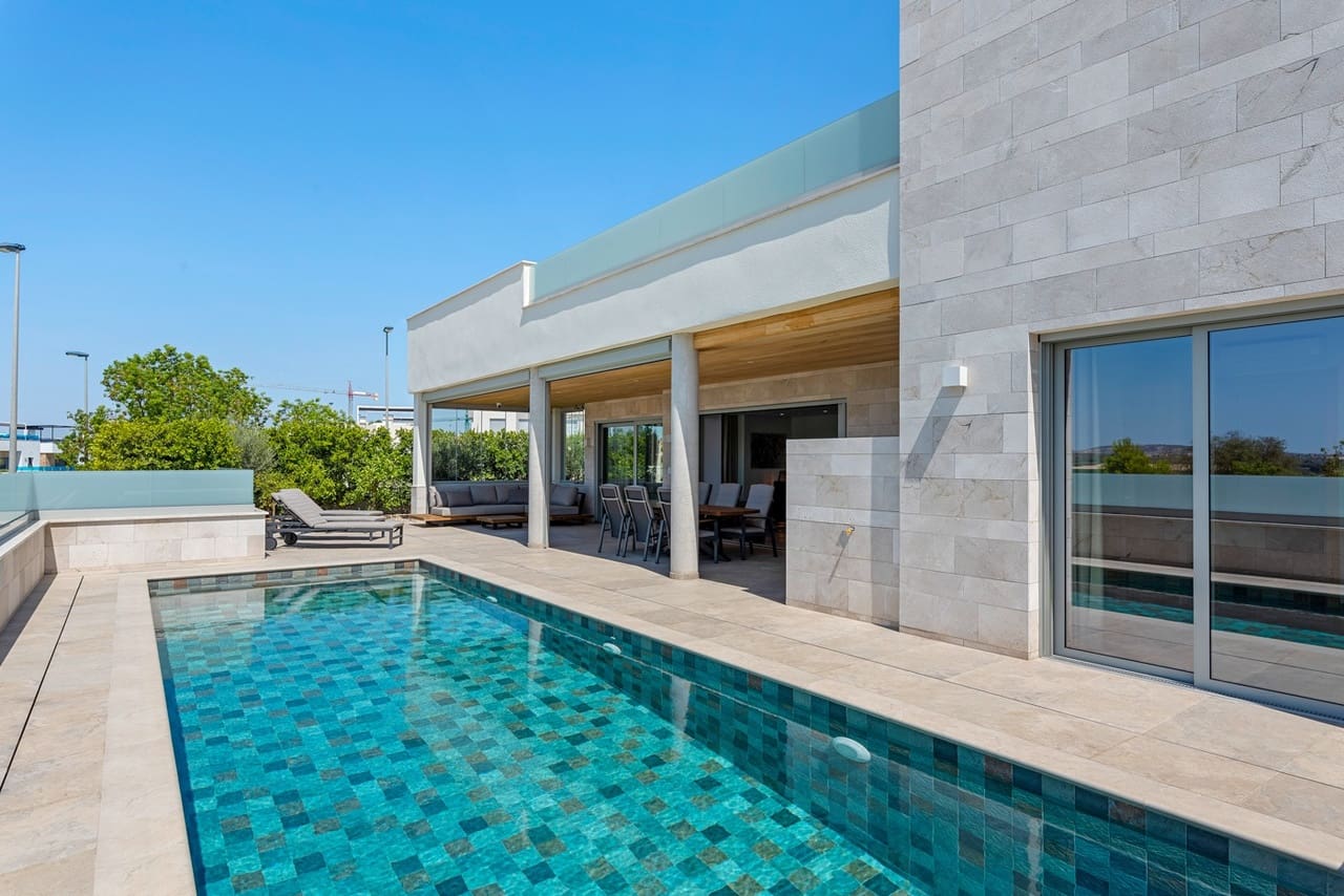 4 bedroom Villa for sale in Benijofar with pool garage - € 1,495,000 (Ref: 9383658)