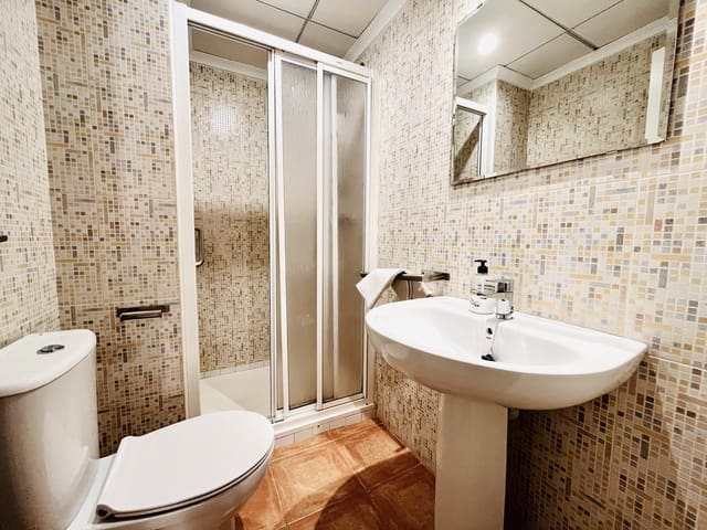 3 sypialnia Apartament na sprzedaż w Zona Pueblo, Guardamar del Segura z basenem garażem - 299 999 € (Ref: 9383689)