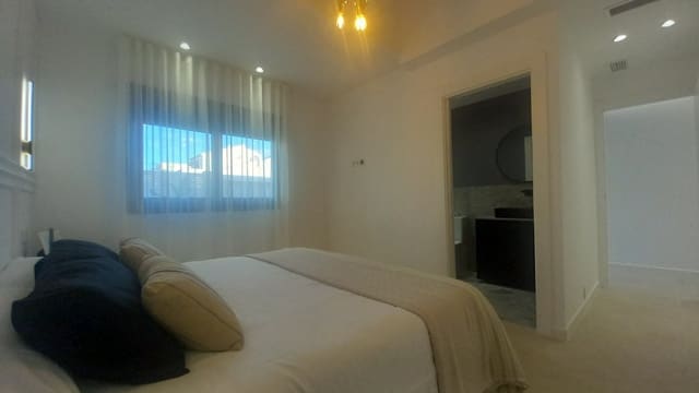 3 chambre Villa/Maison à vendre à El Chaparral, Torrevieja avec piscine - 499 000 € (Ref: 9383700)