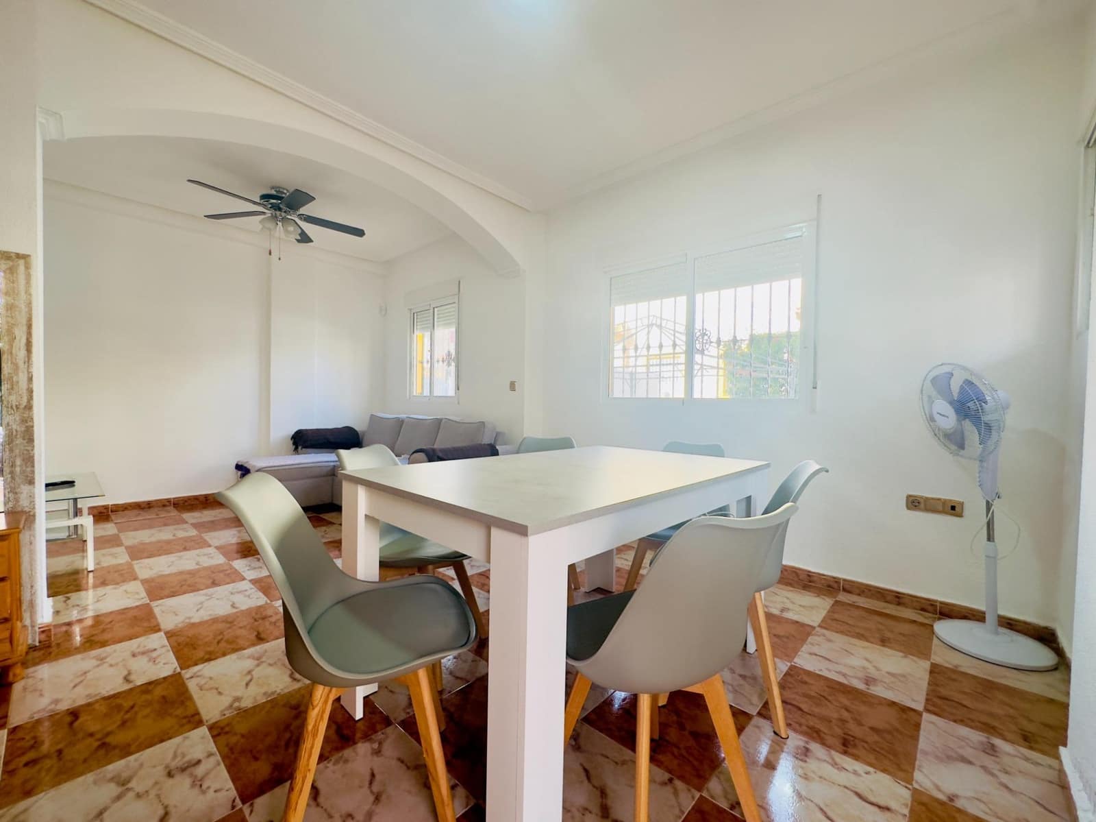 Chalet de 2 habitaciones en Cabo Roig en venta con piscina - 230.000 € (Ref: 9405818)