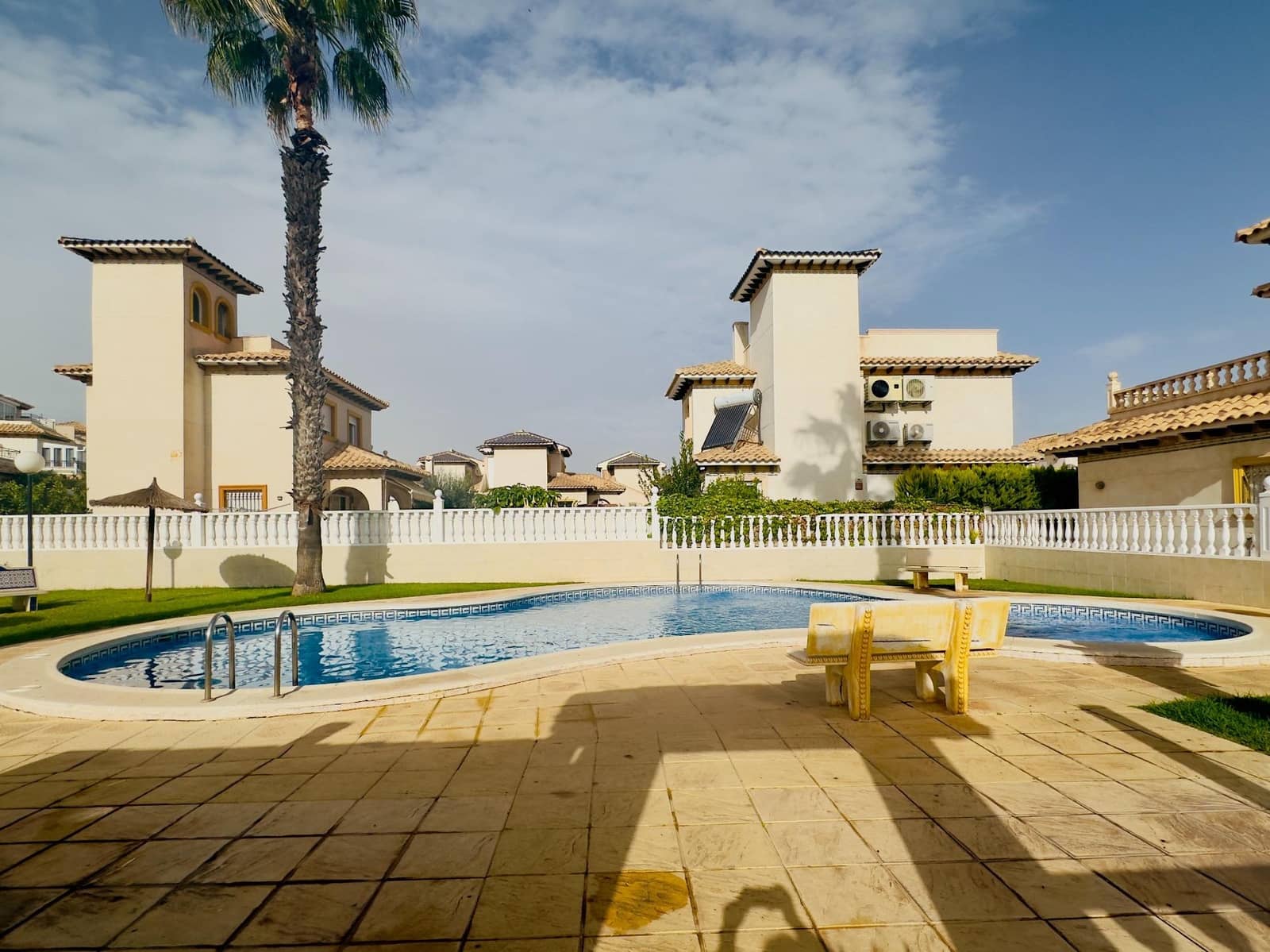 Chalet de 2 habitaciones en Cabo Roig en venta con piscina - 230.000 € (Ref: 9405818)