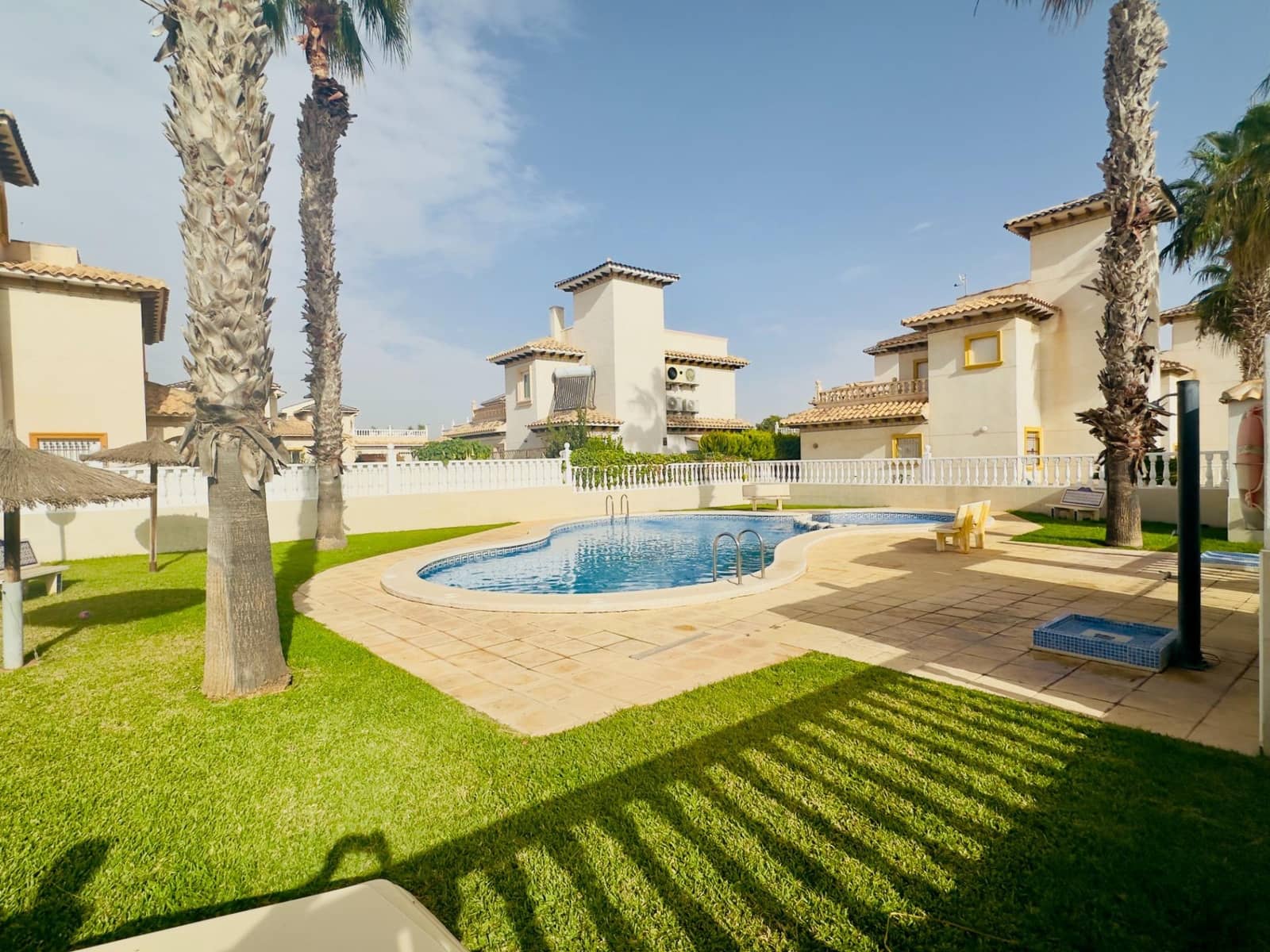 Chalet de 2 habitaciones en Cabo Roig en venta con piscina - 230.000 € (Ref: 9405818)
