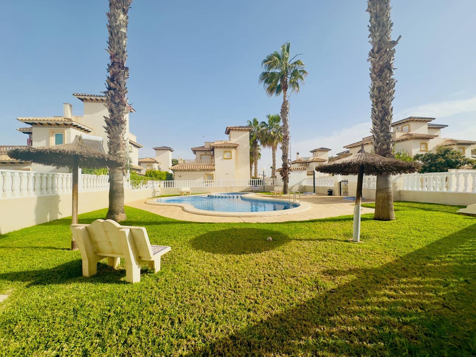 Chalet de 2 habitaciones en Cabo Roig en venta con piscina - 230.000 € (Ref: 9405818)