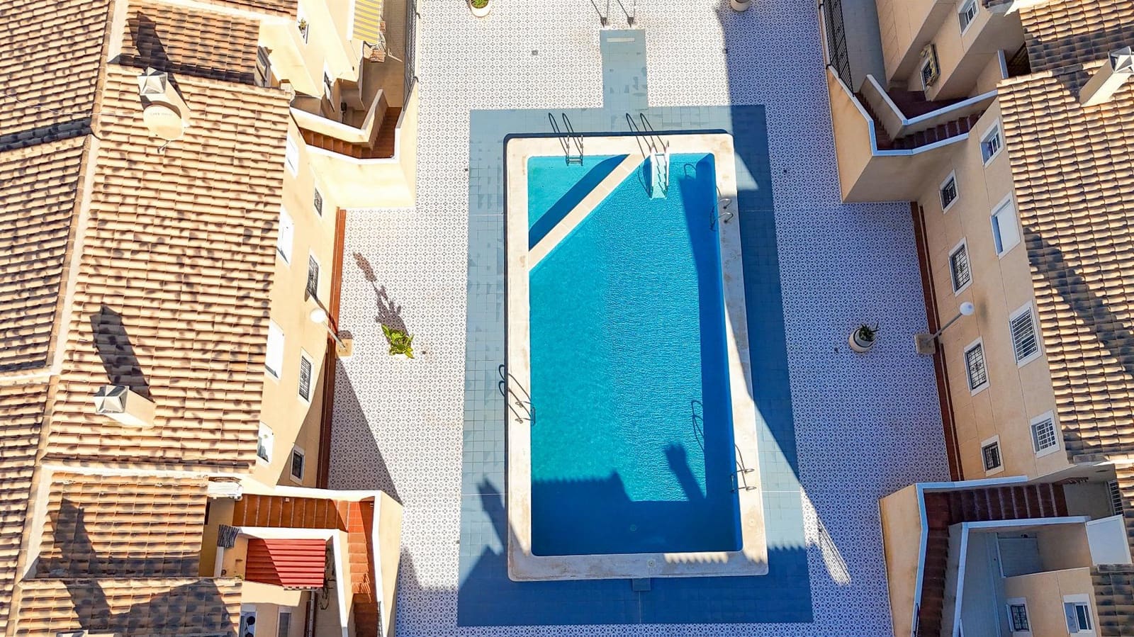 2 quarto Bungalow para venda em Torrevieja com piscina - 139 900 € (Ref: 9426451)