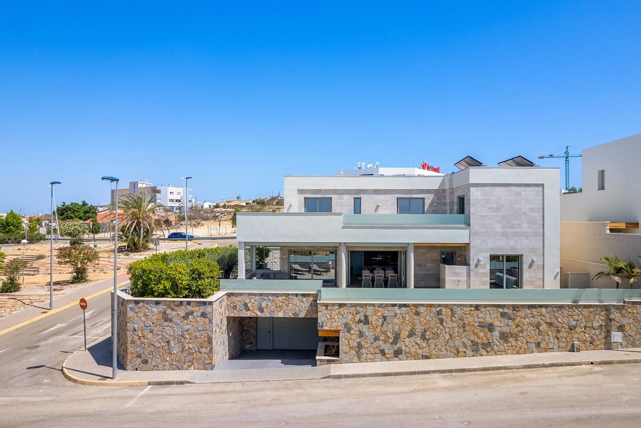 4 bedroom Villa for sale in Benijofar with pool garage - € 1,495,000 (Ref: 9489715)