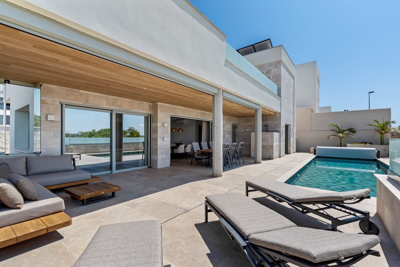 4 bedroom Villa for sale in Benijofar with pool garage - € 1,495,000 (Ref: 9489715)