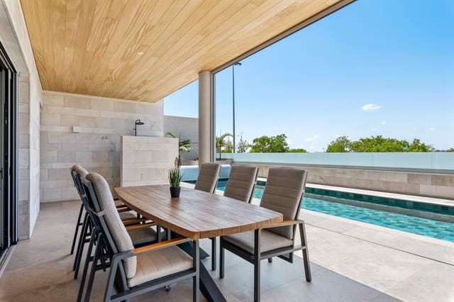 4 bedroom Villa for sale in Benijófar with pool garage - € 1,495,000 (Ref: 9489715)