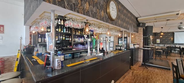 Komercyjne na sprzedaż w Villamartin, Orihuela z basenem - 95 000 € (Ref: 9495422)