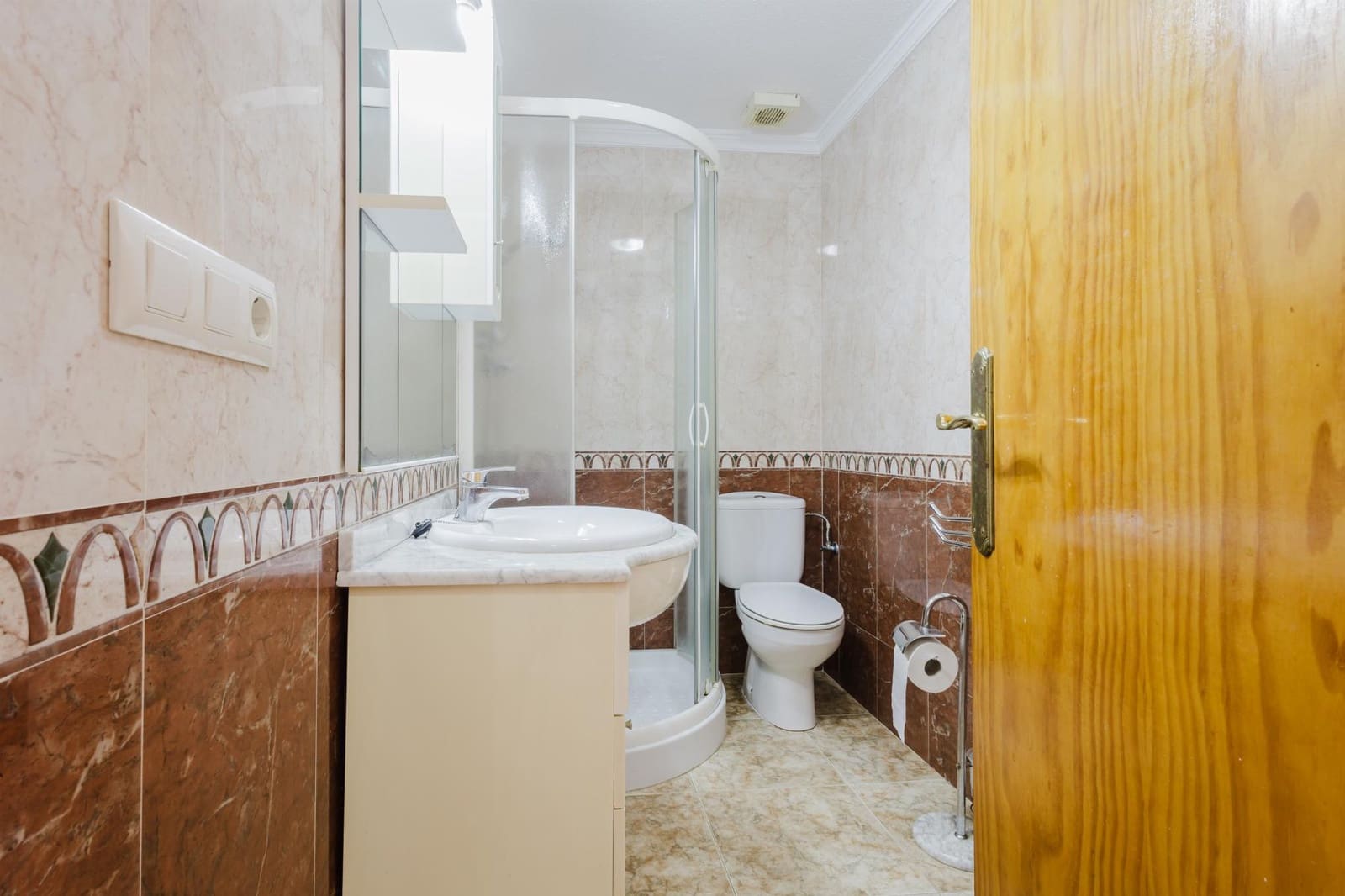 2 bedroom Apartment for sale in Torrevieja with pool garage - € 149,500 (Ref: 9495426)