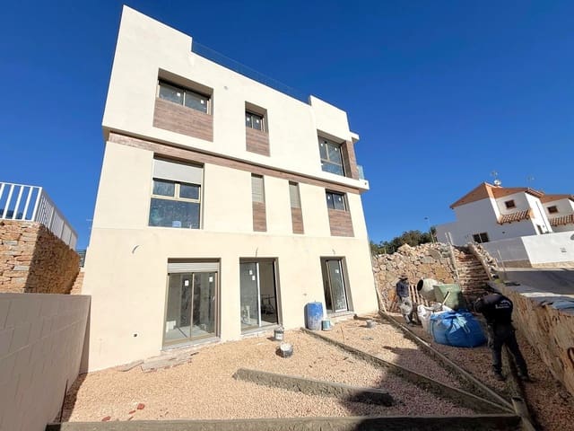 Chalet de 3 habitaciones en Los Almendros (Orihuela Costa), Orihuela en venta con piscina - 669.900 € (Ref: 9500198)