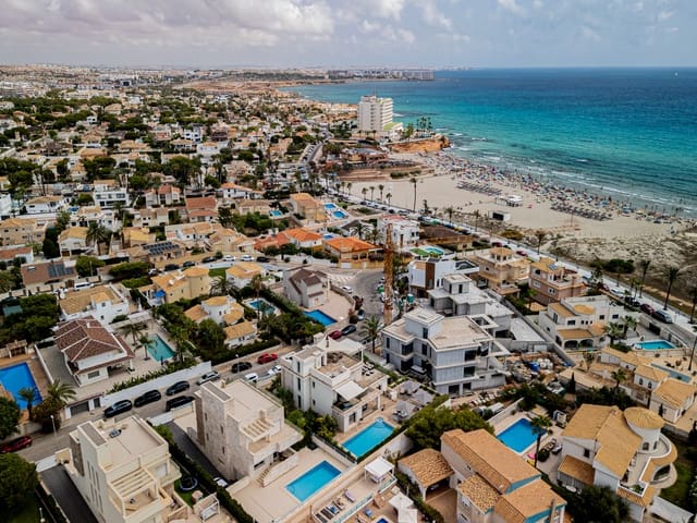 6 makuuhuone Huvila myytävänä paikassa La Zenia, Orihuela mukana uima-altaan 
autotalli - 2 950 000 € (Ref: 9510311)