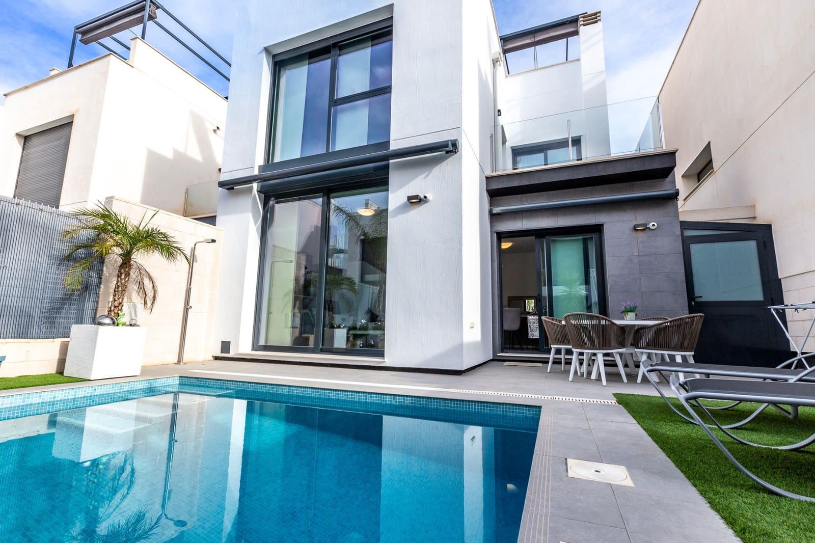 3 slaapkamer Villa te koop in Villamartin met zwembad - € 329.000 (Ref: 9521655)