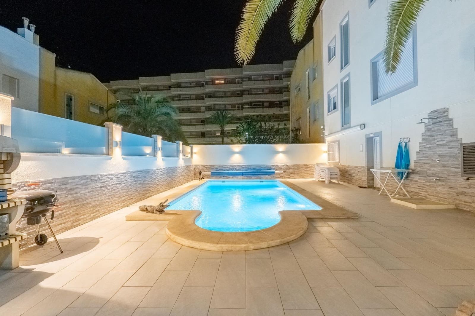 4 makuuhuone Rivitalo myytävänä paikassa Torrevieja mukana uima-altaan - 529 000 € (Ref: 9628213)