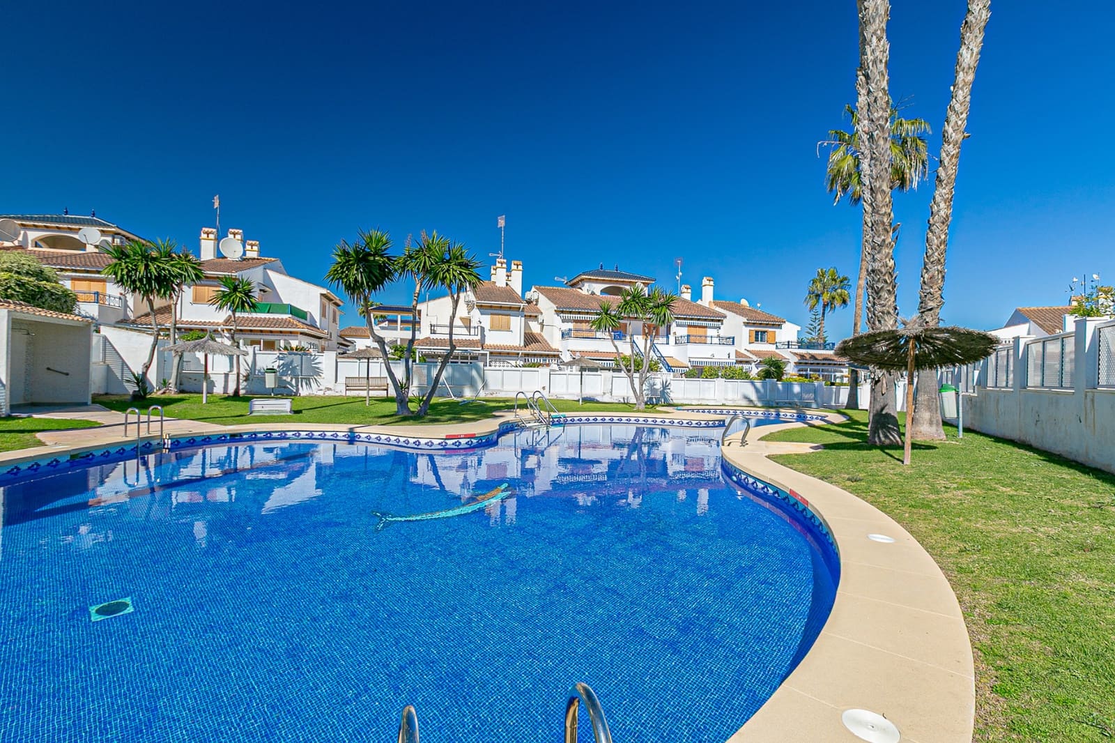 2 quarto Moradia Geminada para venda em Pilar de la Horadada com piscina - 235 000 € (Ref: 9640647)