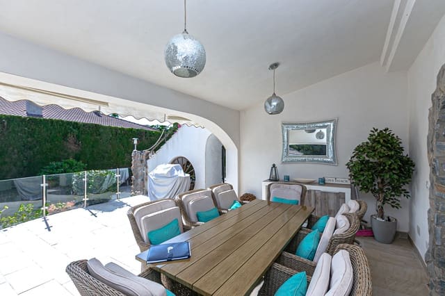 6 soveværelse Villa til salg i Campoamor, Orihuela med swimmingpool garage - € 799.000 (Ref: 9730742)