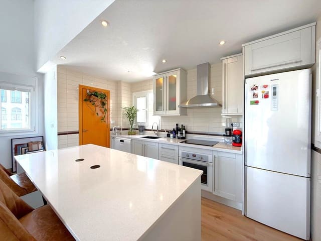 Apartamento de 2 habitaciones en Villamartin, Orihuela en venta con piscina - 245.000 € (Ref: 9756768)