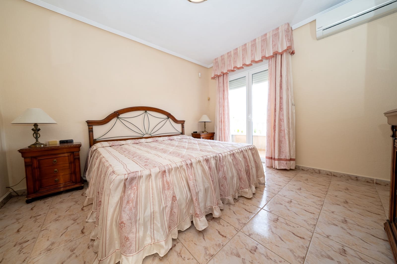 4 quarto Moradia Geminada para venda em Torrevieja com piscina - 390 000 € (Ref: 9827574)