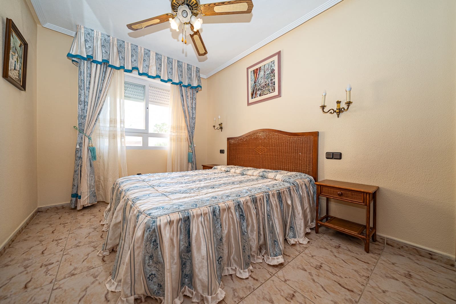 4 quarto Moradia Geminada para venda em Torrevieja com piscina - 390 000 € (Ref: 9827574)