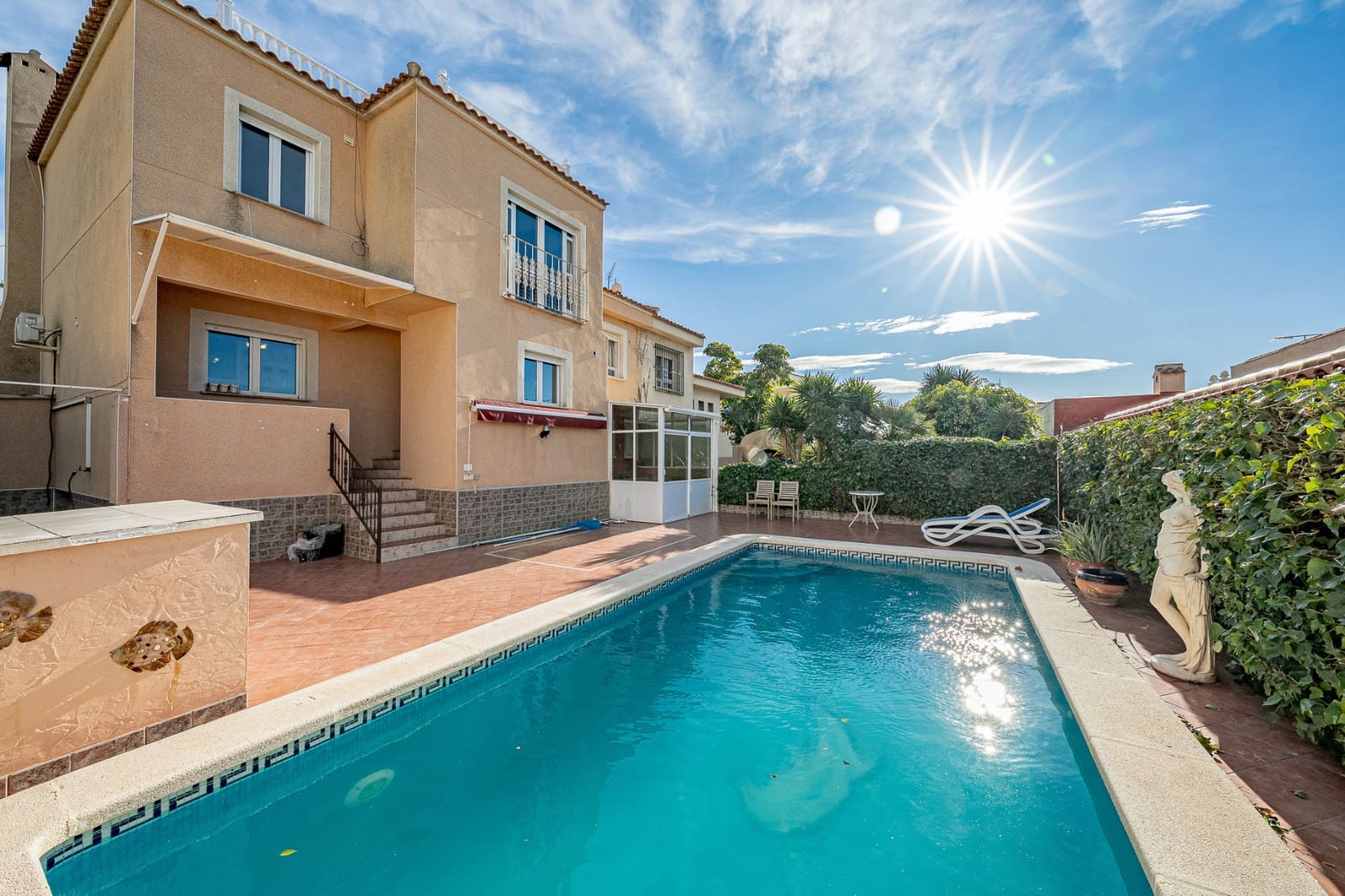 4 quarto Moradia Geminada para venda em Torrevieja com piscina - 390 000 € (Ref: 9827574)
