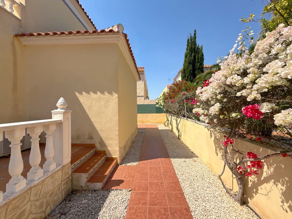 3 bedroom Villa for sale in La Regia with pool garage - € 349,950 (Ref: 9874053)