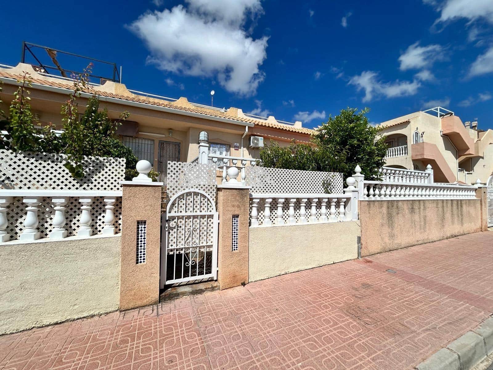 2 makuuhuone Huoneisto myytävänä paikassa La Florida mukana uima-altaan - 145 000 € (Ref: 9911884)
