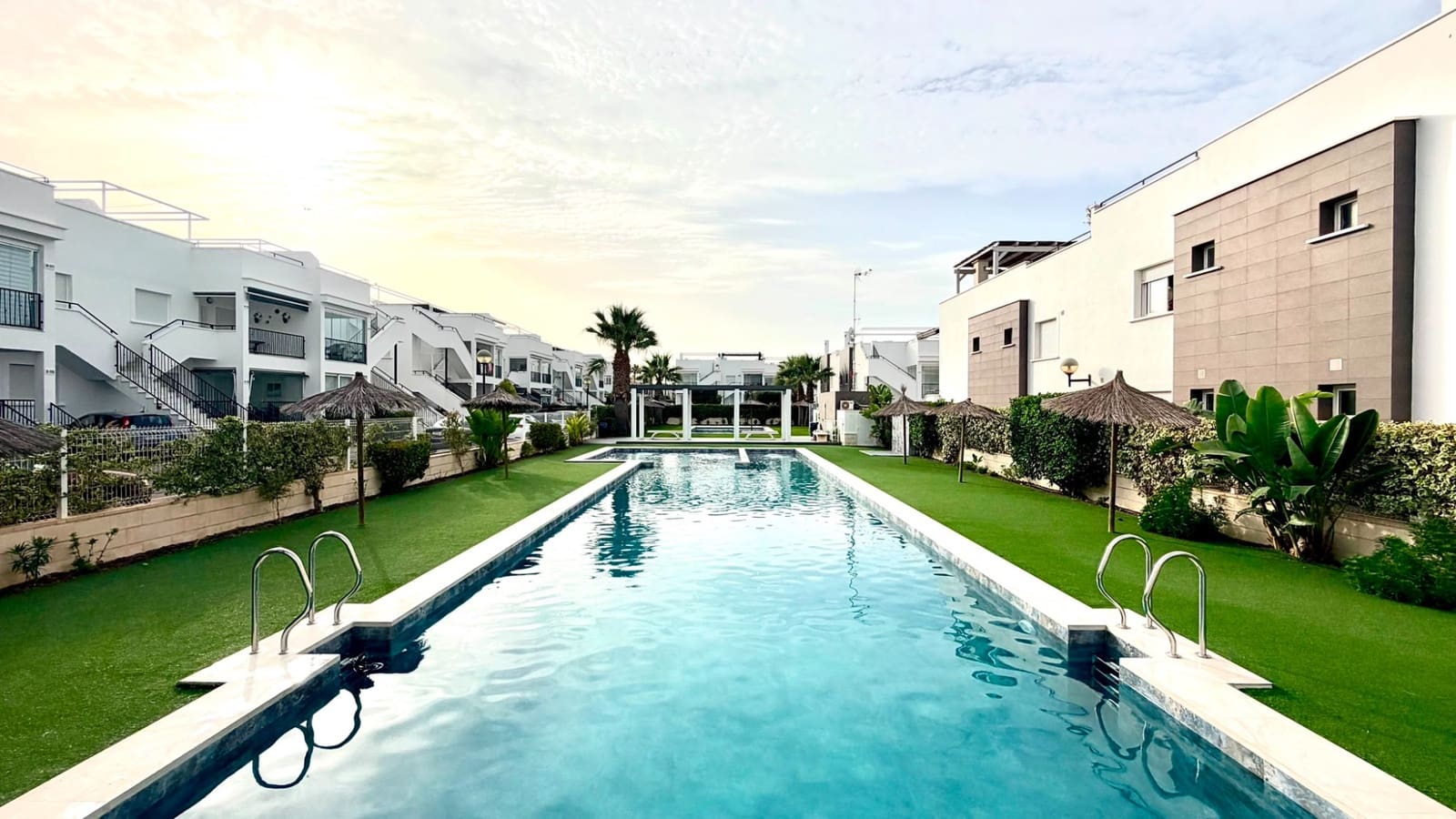 2 slaapkamer Appartement te koop in Torrevieja met zwembad - € 235.000 (Ref: 9971636)