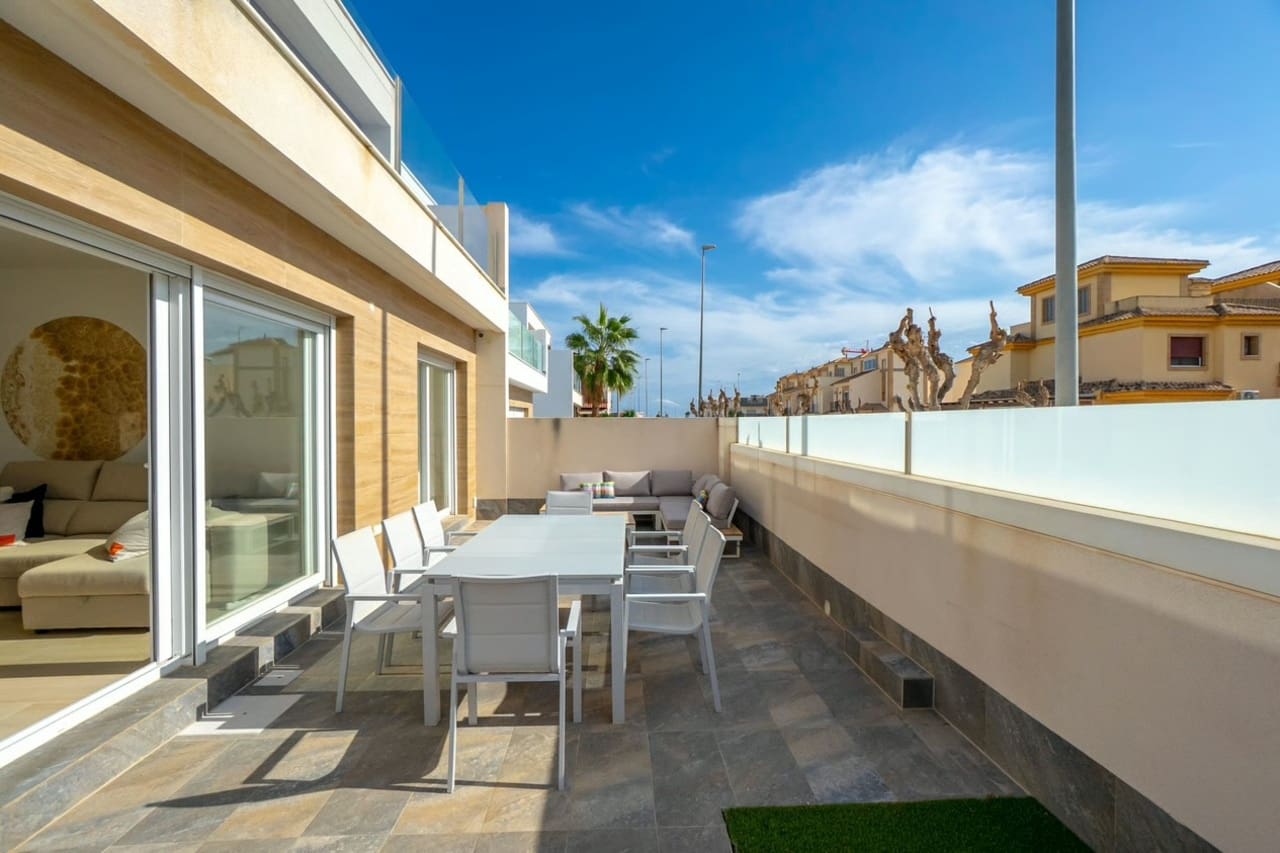 3 slaapkamer Villa te koop in Pilar de la Horadada met zwembad garage - € 424.950 (Ref: 9976050)