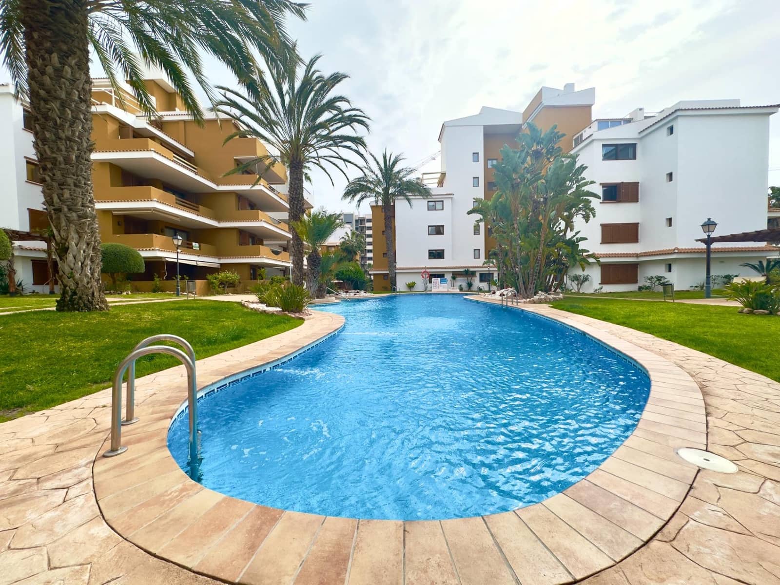 Apartamento de 2 habitaciones en Punta Prima en venta con piscina - 330.000 € (Ref: 9976063)