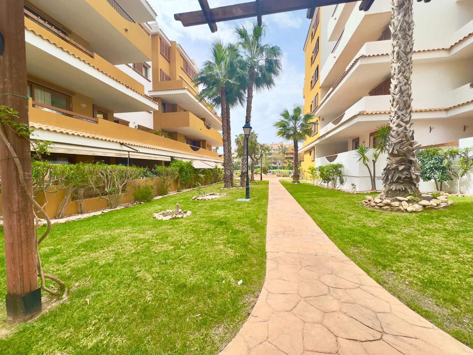 Apartamento de 2 habitaciones en Punta Prima en venta con piscina - 330.000 € (Ref: 9976063)