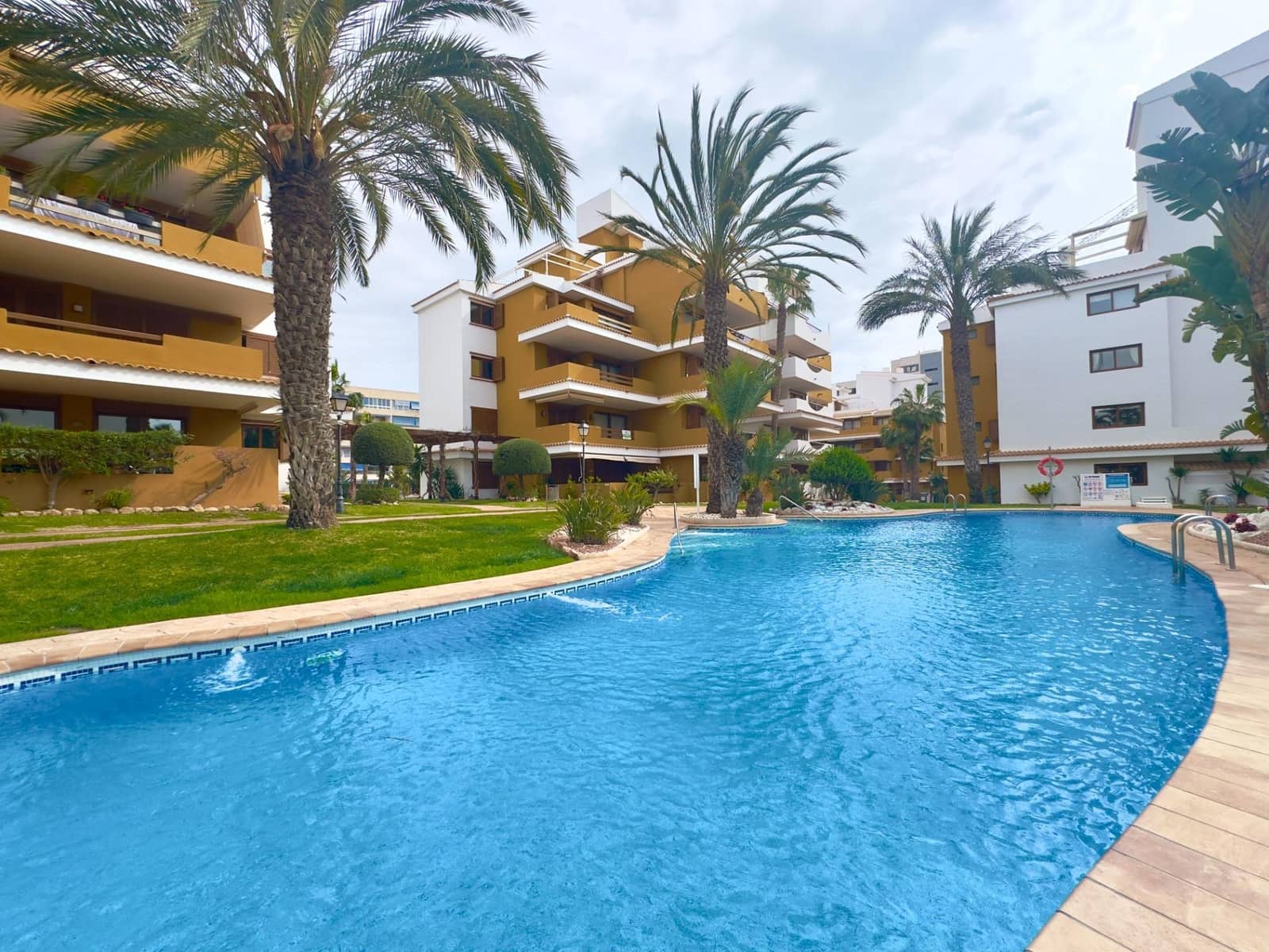 Apartamento de 2 habitaciones en Punta Prima en venta con piscina - 330.000 € (Ref: 9976063)