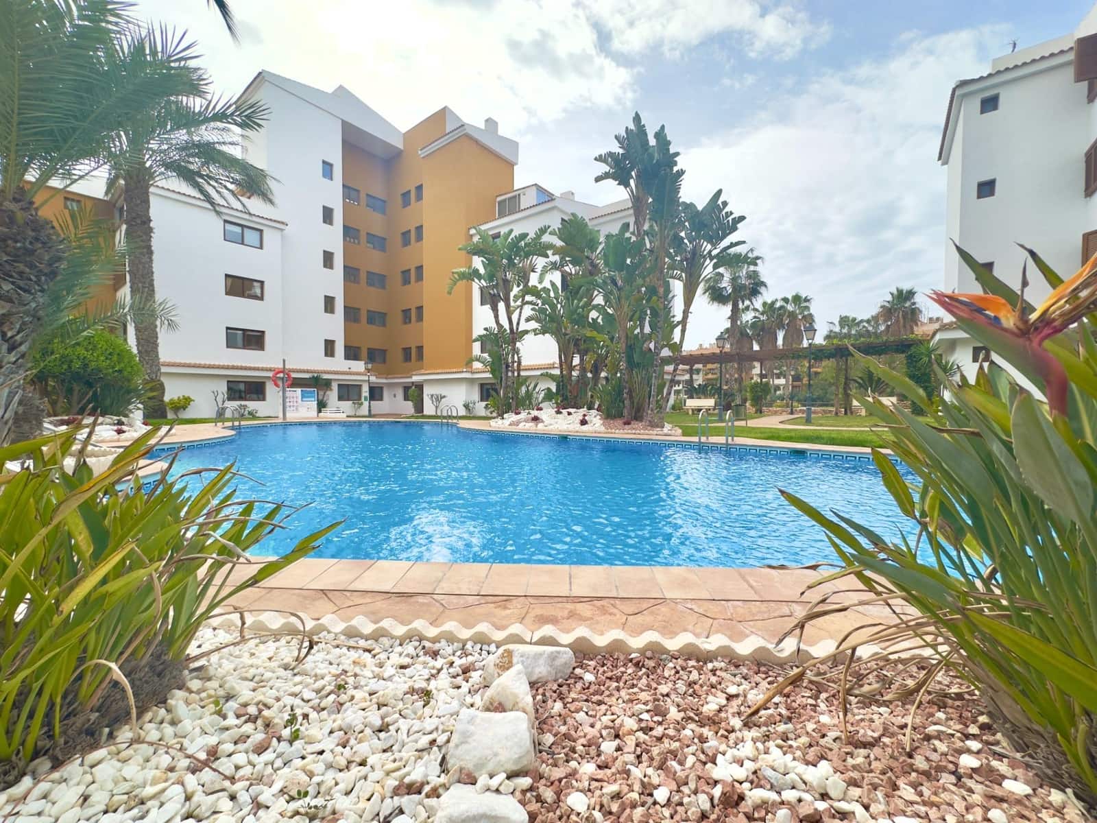 Apartamento de 2 habitaciones en Punta Prima en venta con piscina - 330.000 € (Ref: 9976063)