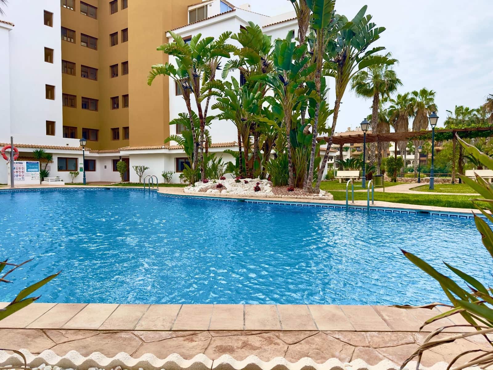 Apartamento de 2 habitaciones en Punta Prima en venta con piscina - 330.000 € (Ref: 9976063)
