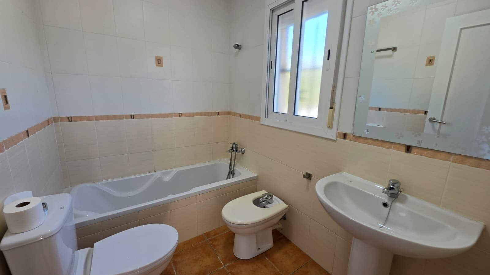 3 sypialnia Willa na sprzedaż w L'Ametlla de Mar z basenem garażem - 259 000 € (Ref: 9878809)
