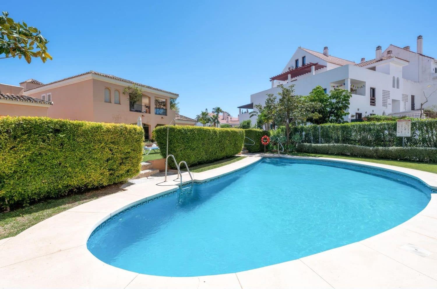 4 soveværelse Lejlighed til leje i Nueva Andalucia med swimmingpool garage - € 5.000 (Ref: 10010227)