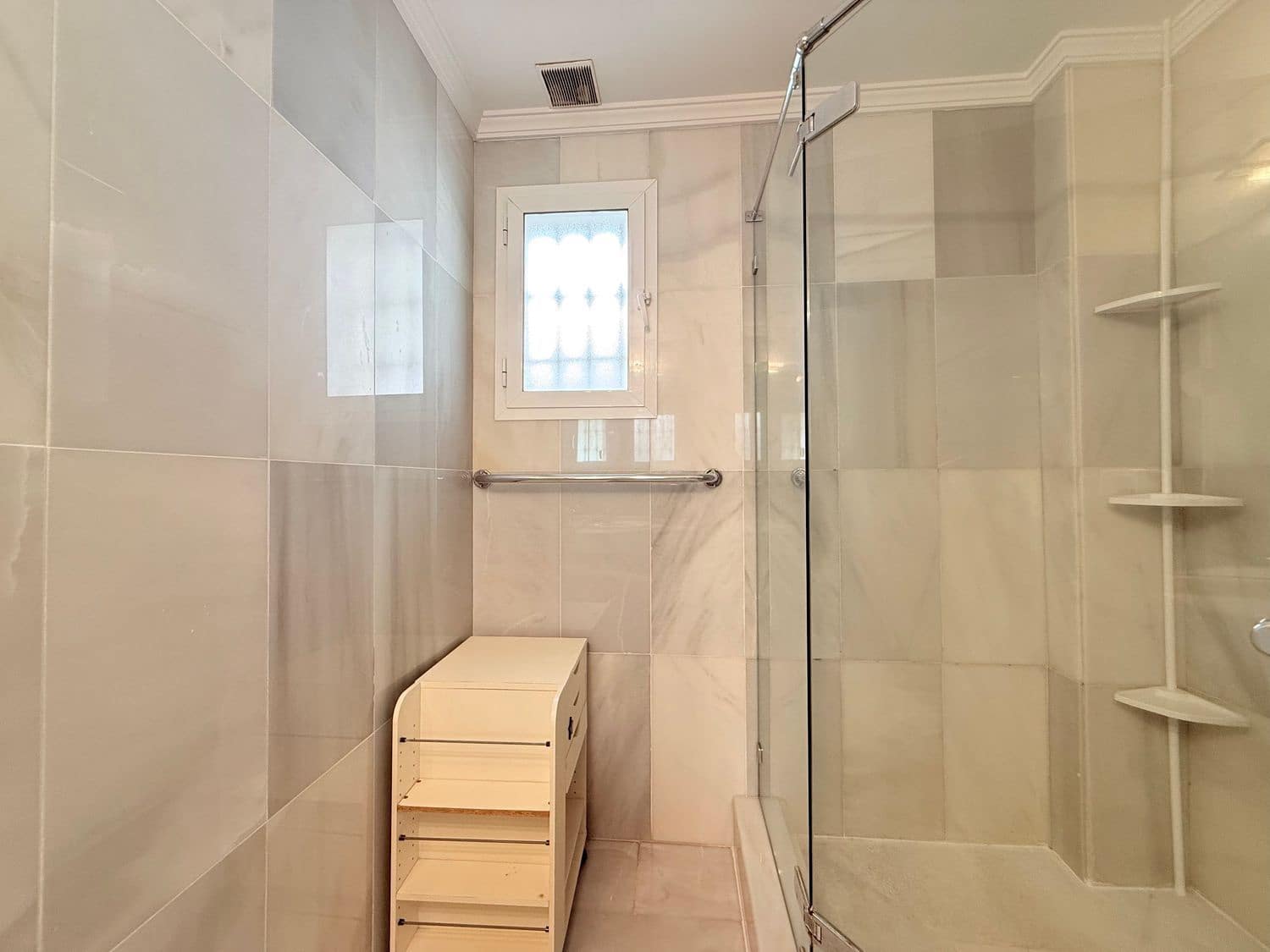 Appartement de 3 chambres à louer à Marbella avec piscine garage - 3 200 € (Ref: 10033363)