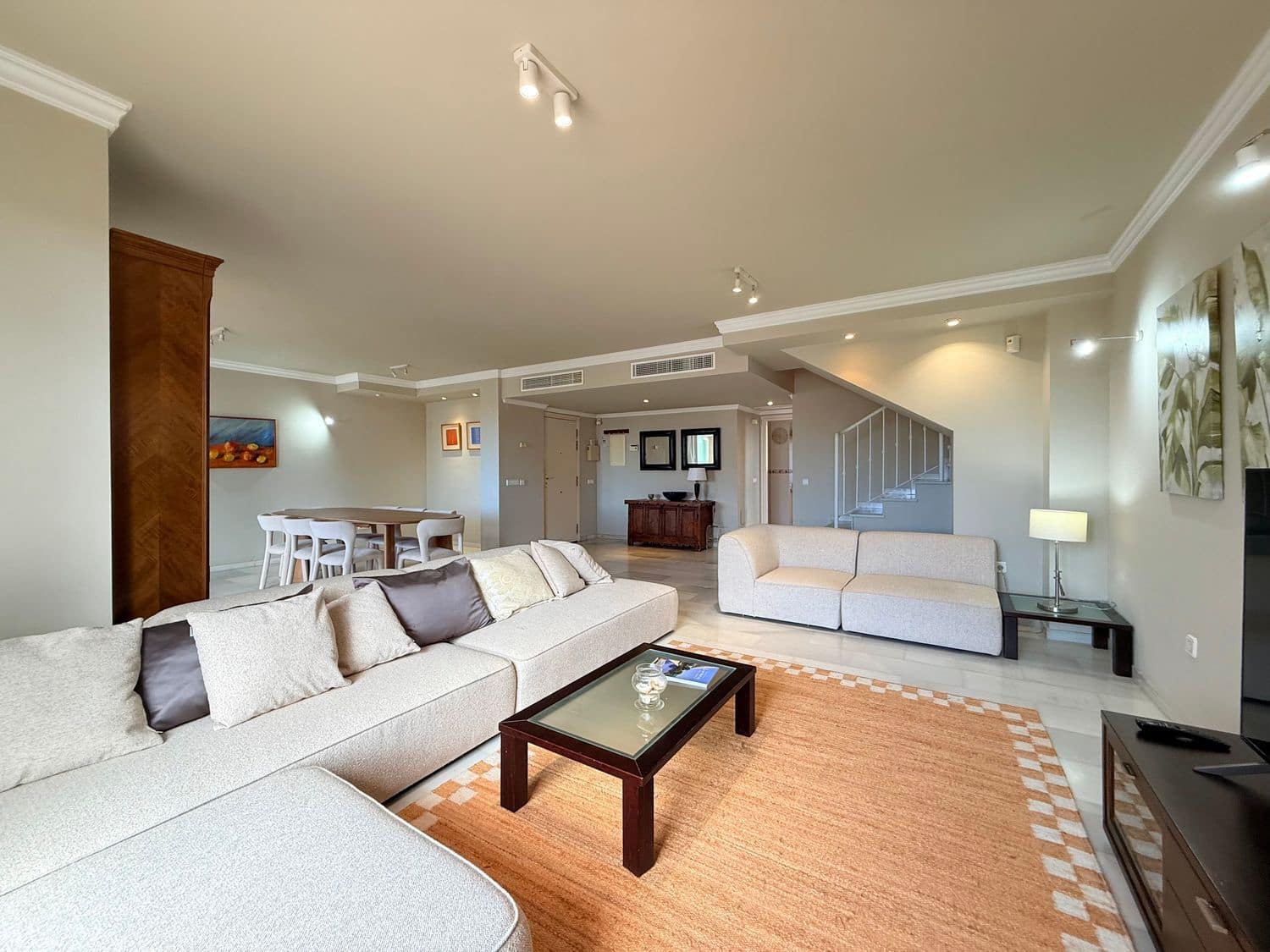 Appartement de 3 chambres à louer à Marbella avec piscine garage - 3 200 € (Ref: 10033363)