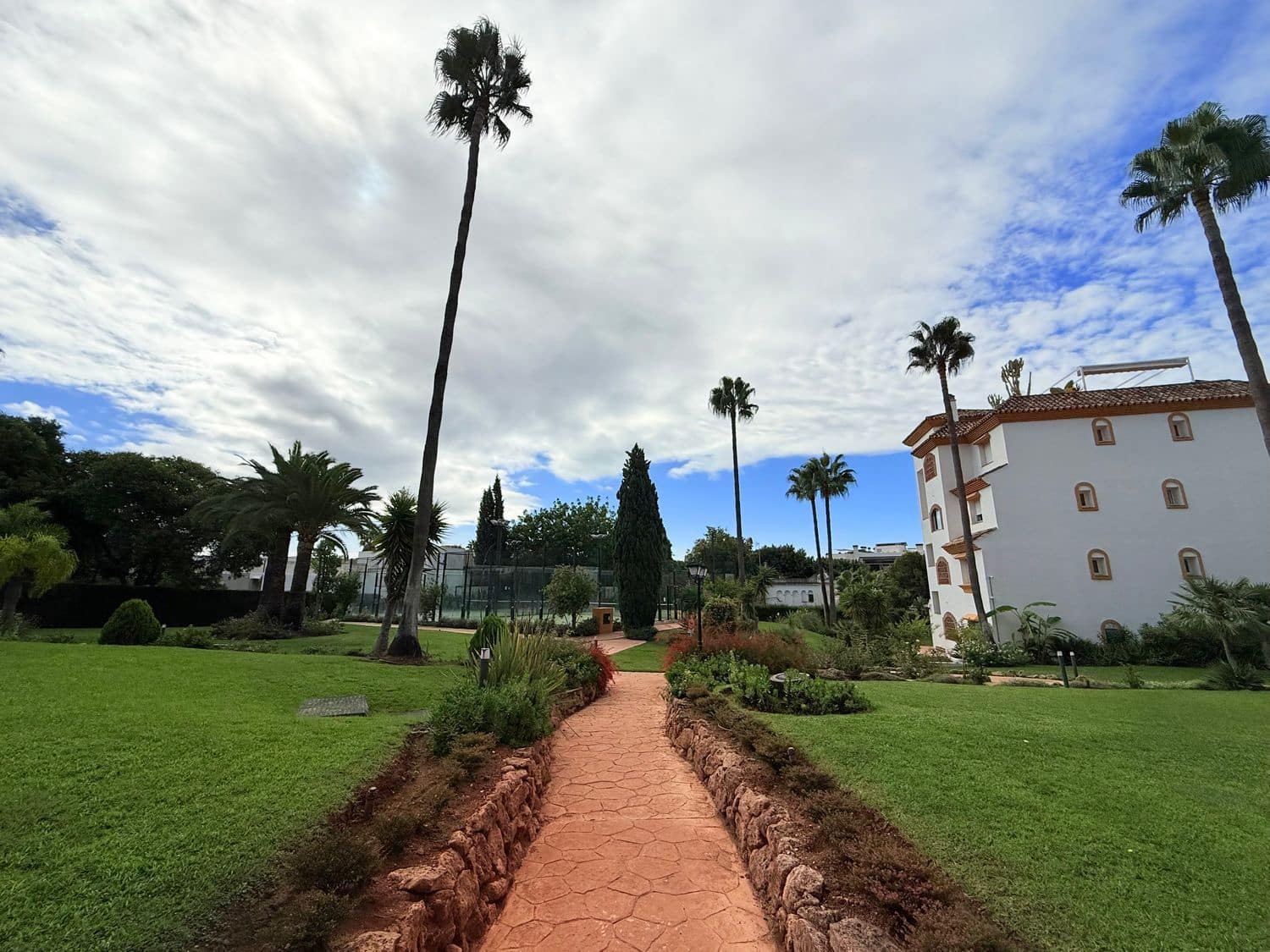 Appartement de 3 chambres à louer à Marbella avec piscine garage - 3 200 € (Ref: 10033363)