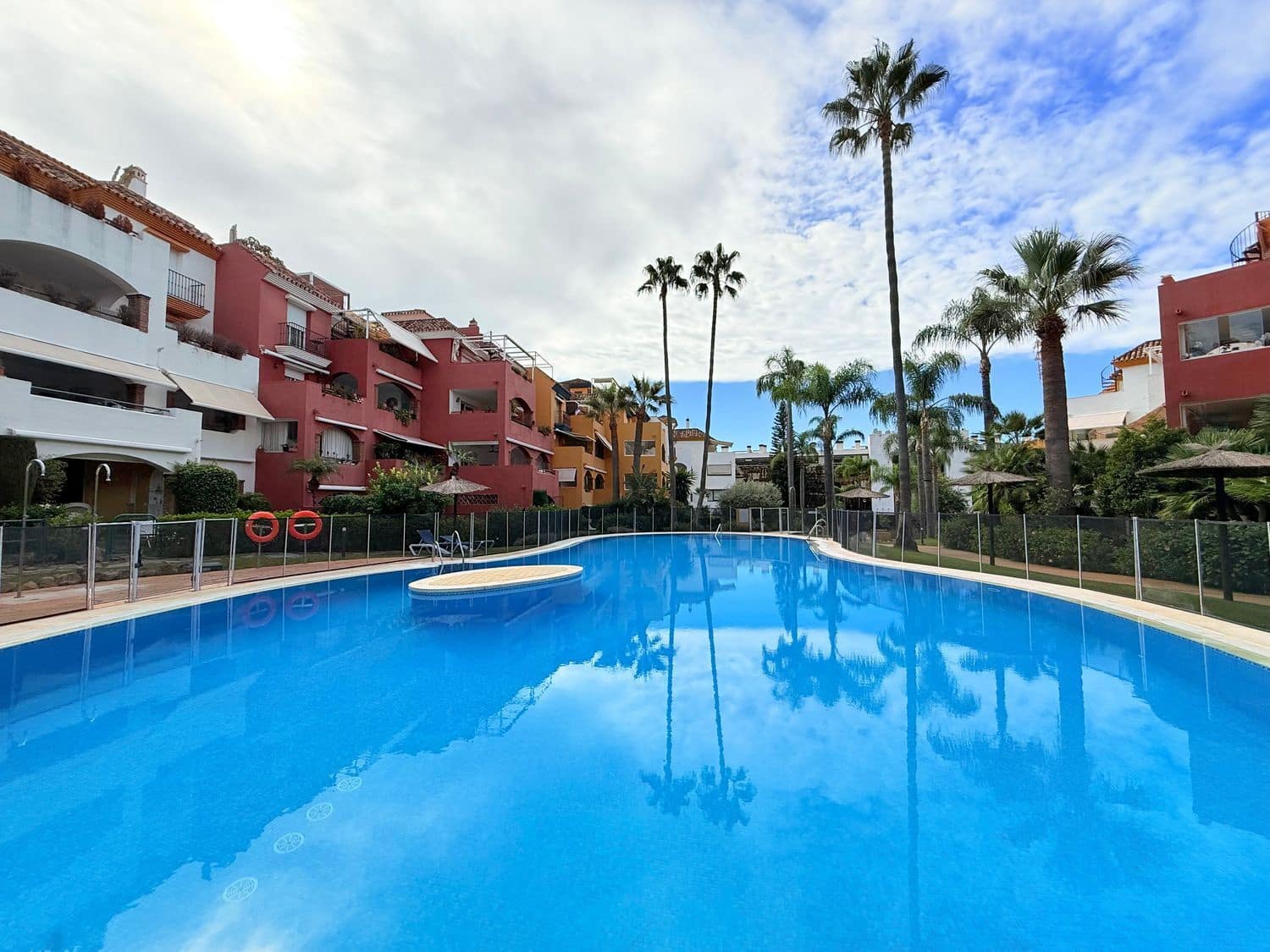 Appartement de 3 chambres à louer à Marbella avec piscine garage - 3 200 € (Ref: 10033363)