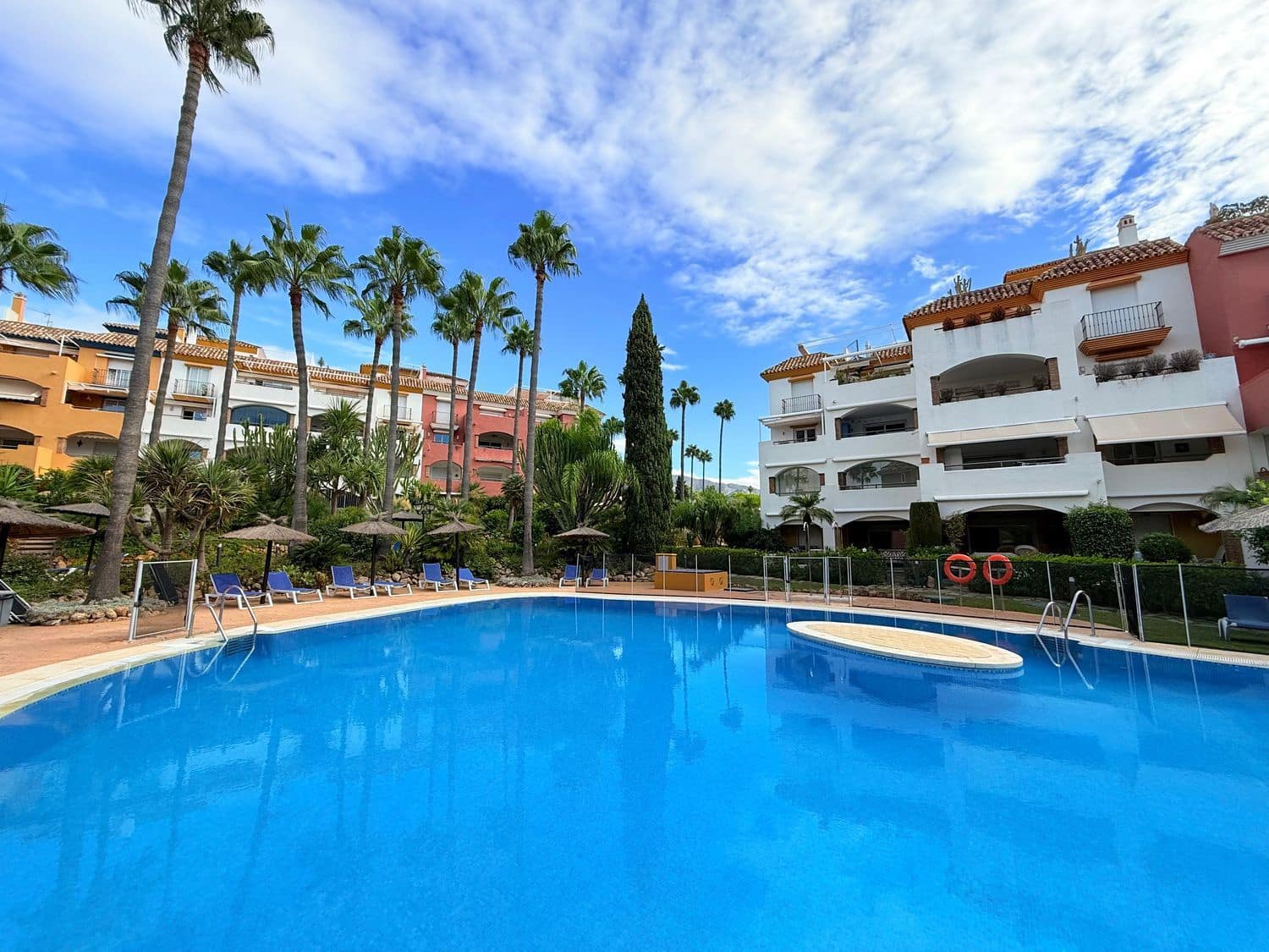 Appartement de 3 chambres à louer à Marbella avec piscine garage - 3 200 € (Ref: 10033363)