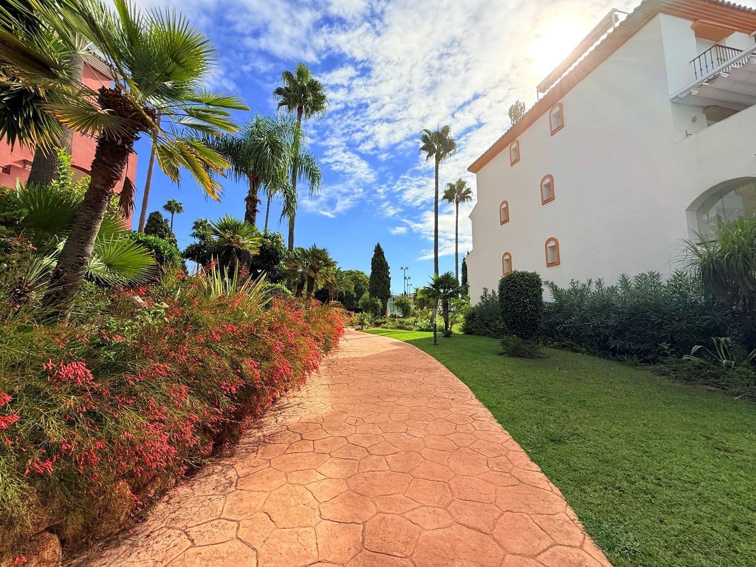 Appartement de 3 chambres à louer à Marbella avec piscine garage - 3 200 € (Ref: 10033363)