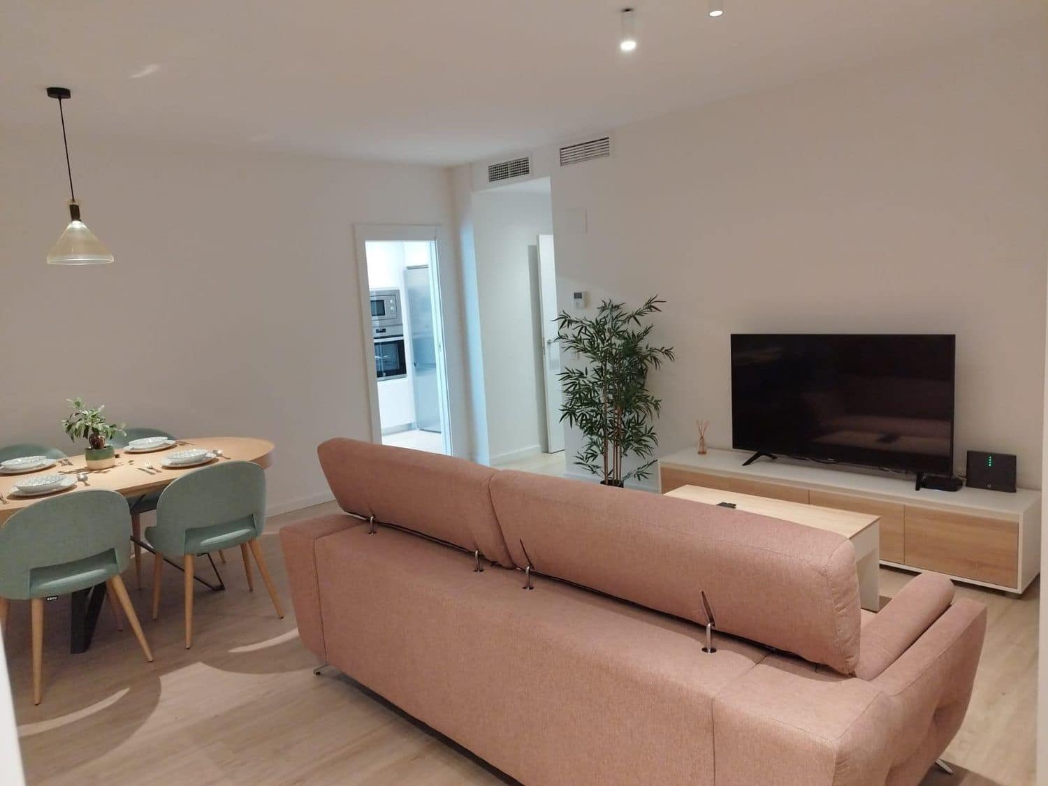 3 sypialnia Apartament do wynajęcia w Nueva Andalucia z basenem garażem - 2 600 € (Ref: 10036276)