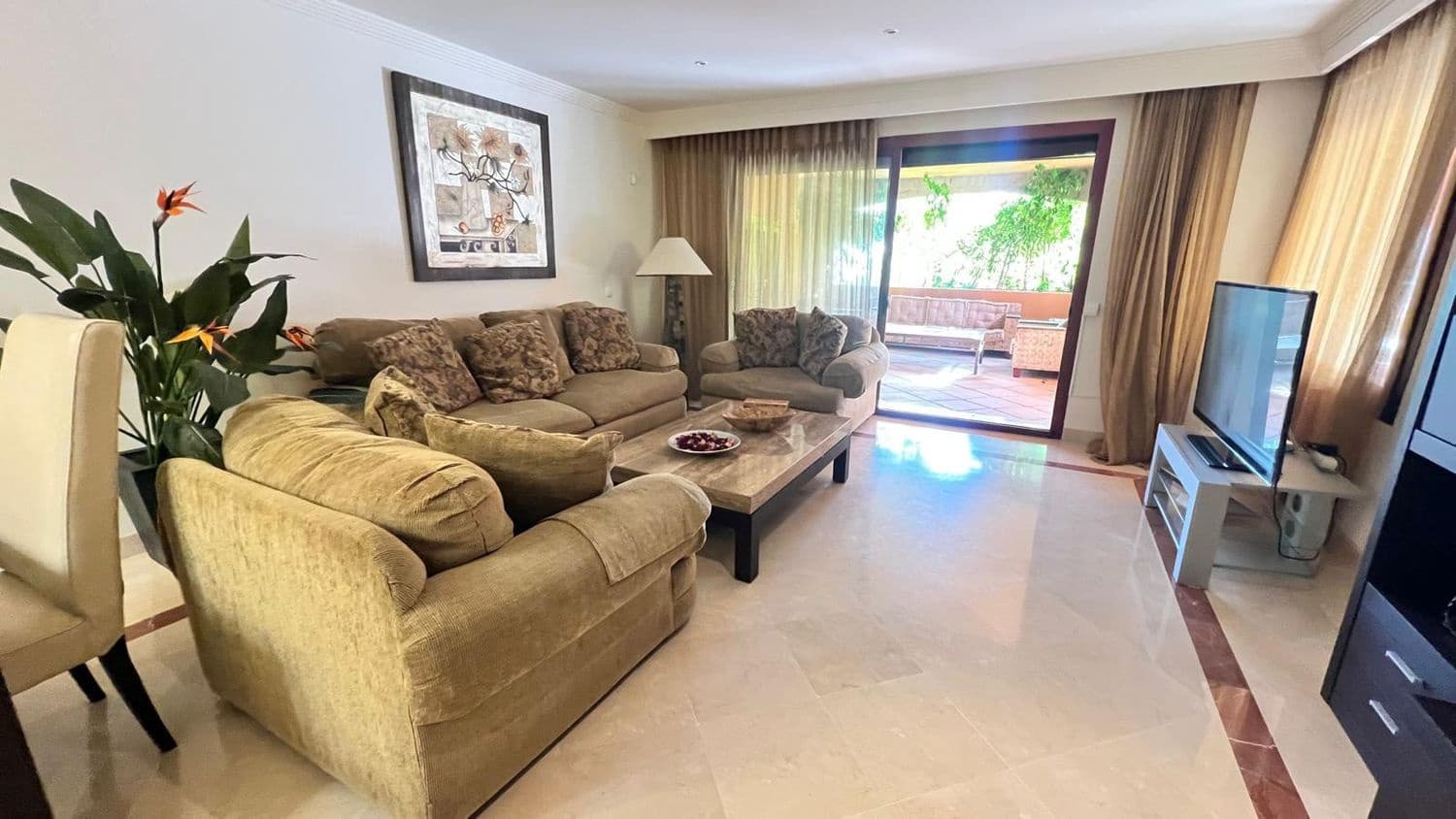 Apartamento de 3 habitaciones en Bahía de Marbella en alquiler con piscina garaje - 2.500 € (Ref: 10042447)