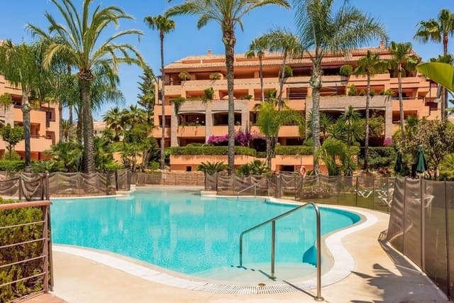 3 sovrum Lägenhet att hyra i Bahía de Marbella, Marbella - 2 500 € (Ref: 10042447)