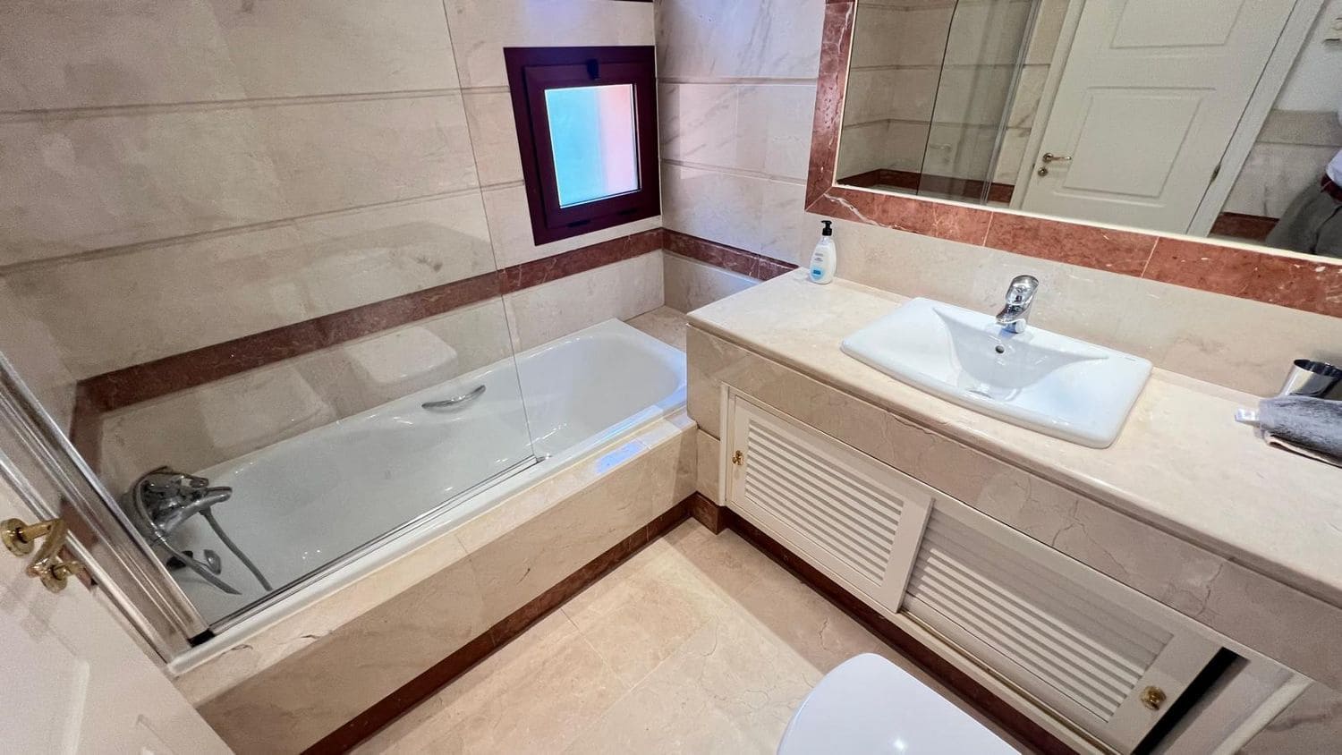 Apartamento de 3 habitaciones en Bahía de Marbella en alquiler con piscina garaje - 2.500 € (Ref: 10042447)